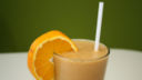 Lo smoothie alla banana e arancia per una merenda nutriente