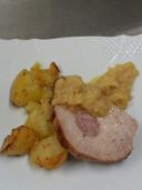Arista di maiale farcita di salsiccia con salsa di mele