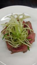 Tagliata di manzo al vapore con insalatina di puntarelle