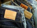 Donare i vecchi jeans per il record di jeans riciclati