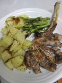 Braciole di maiale al forno con patate e rosmarino