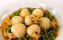 Seppie in umido con piselli e patate per la cena tradizionale