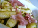 Primi piatti d’estate: garganelli al pesto con crudo e pinoli
