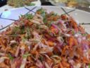 Insalata di cosciotti di pollo: piatto unico estivo