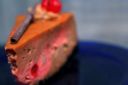 Ecco la ricetta della torta allo yogurt fredda con fragole e cioccolato