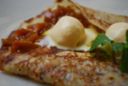 Le crepes dolci alle pesche con gelato, un dessert estivo