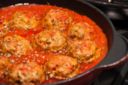 Ricetta gustosa delle polpette con pinoli ed uva passa