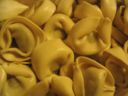 La ricetta del timballo di tortellini per il pranzo in famiglia