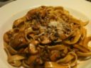 Le fettuccine ai funghi porcini e salsiccia, la ricetta facile