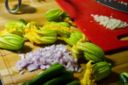 Come preparare la pasta con i fiori di zucca in casa