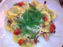 Ravioli ripieni di ricotta e tarassaco con rughetta e pomodorini