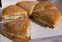 Trash-food: arriva NY Pizza Burger, panino-pizza alto 15 centimetri