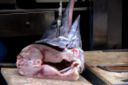 La ricetta del pesce spada alla siciliana con pinoli e olive