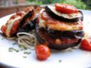 Come fare le melanzane al forno con mozzarella e pomodoro