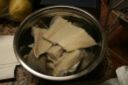 Ricette pesce: cubetti di baccalà con olive su letto di patate aromatizzate all'arancia