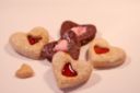 Ricetta dolce di San Valentino: biscotti con cuore di marmellata