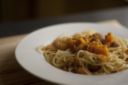 Pasta con zucca e gamberetti per un primo autunnale