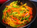 I peperoni in padella saltati con capperi e mollica di pane