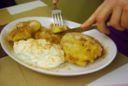 Le frittelle di mele dolci con la pastella senza uova per un dessert light