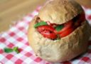 I cestini di pane con pomodori e basilico