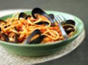 Gli spaghetti con le cozze al sugo e in bianco