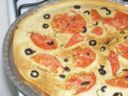 La ricetta della focaccia con pomodori olive e capperi