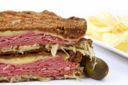 Un panino al giorno: il reuben sandwich, con manzo affumicato e formaggio