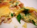 Ricette facili: omelette con formaggio, prosciutto e spinacino