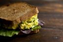 Un panino al giorno: sandwich all'uovo con lattuga