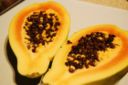 Coppe di papaia con gelato e frutta