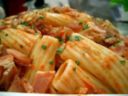Ricetta facile primo: pasta con pancetta, pomodoro e salsiccia