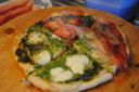 La mia pizza fatta in casa: con pesto, mozzarella e speck