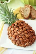 Un ananas di formaggio con le noci