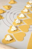 Speciale ricette per San Valentino: i ravioli di pasta fresca a forma di cuore