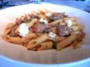 Ricetta primo facile: farfalle al sugo con ricotta