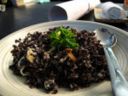 La ricetta del risotto al nero di seppia con gamberi per un primo gustoso