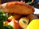 Le ricette per fare il salmone al forno con patate e con pomodorini