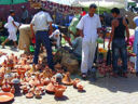 Cucina salutare con le pentole in terracotta