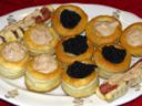 Ricette di Natale: tartellette con caviale e panna acida.