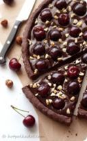 La crostata al cioccolato e ciliegie con le nocciole
