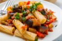 Pasta fredda con melanzane e peperoni