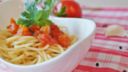 Spaghetti freddi pomodoro e mozzarella