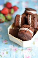 Whoopies pies di farro con crema di fragole