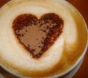 Come preparare e decorare il cappuccino per la colazione di San Valentino