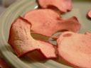 Per Carnevale prepara le chips di mela, la ricetta veloce al microonde con la cannella