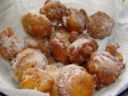 Frittelle di mele, pistacchi e uvetta per Carnevale