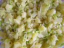 Insalata di patate con sedano, buona e versatile per antipasti e contorni