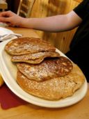 I pancake di Carnevale con noci e mele per una dolce colazione