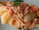 La pasta al salmone coi pinoli si gusta anche a Carnevale