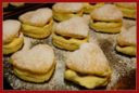 Dolci di pasta sfoglia e crema a cuore per San Valentino